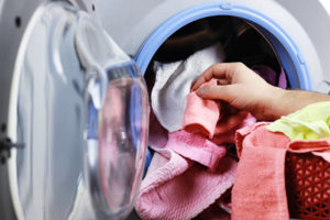 put clothes in washer